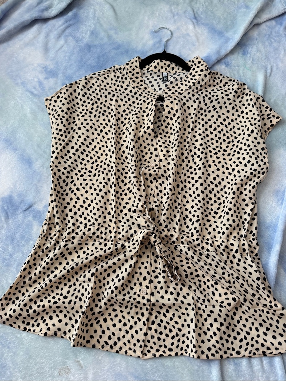Tie-Front Cap Sleeve Blouse in Beige with Black Spot Print